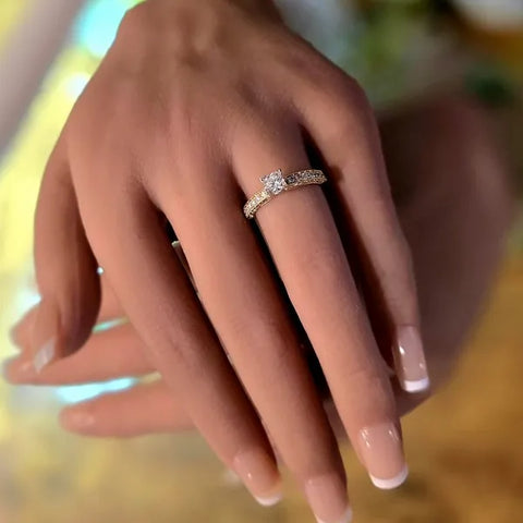 Ladies 14K Gold Natural Round Diamond Solitaire Ring